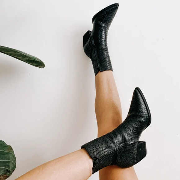 Matisse Caty Black Snakeskin Genuine Leather booties - Picture 1 of 8